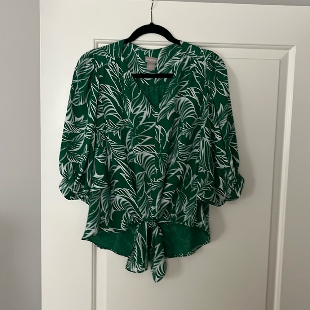 Chicos short bubble sleeve front tie blouse